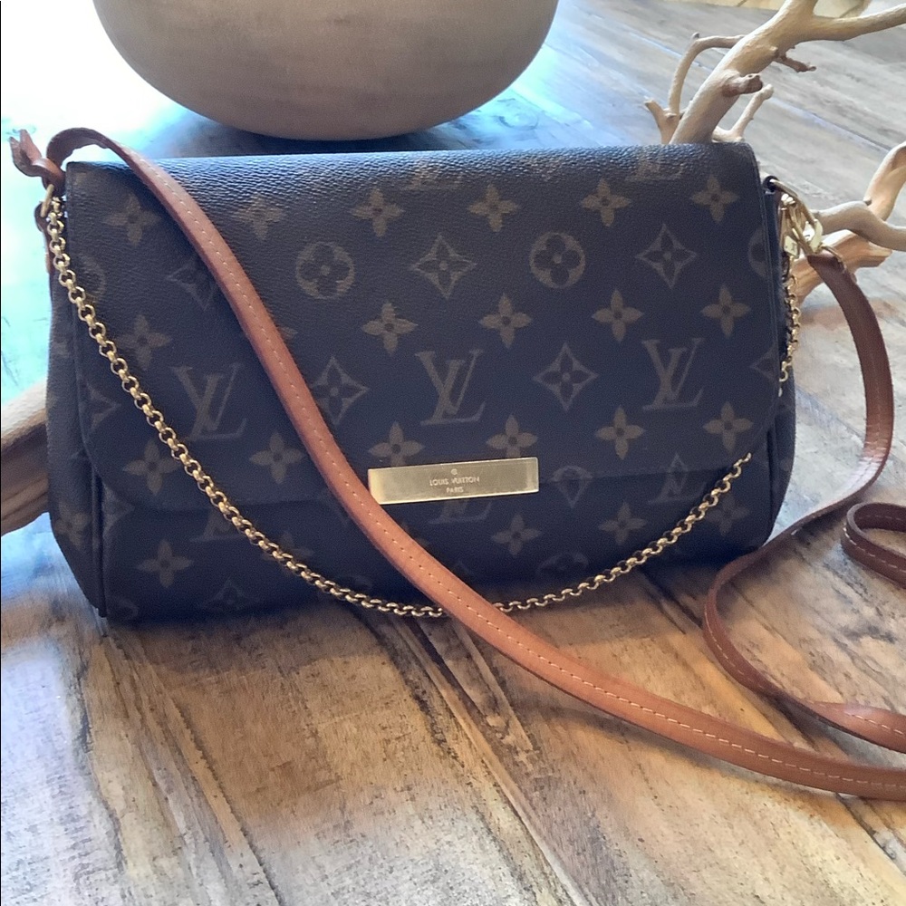 Authentic Louis Vuitton Favorite MM Monogram Clutch Crossbody Bag